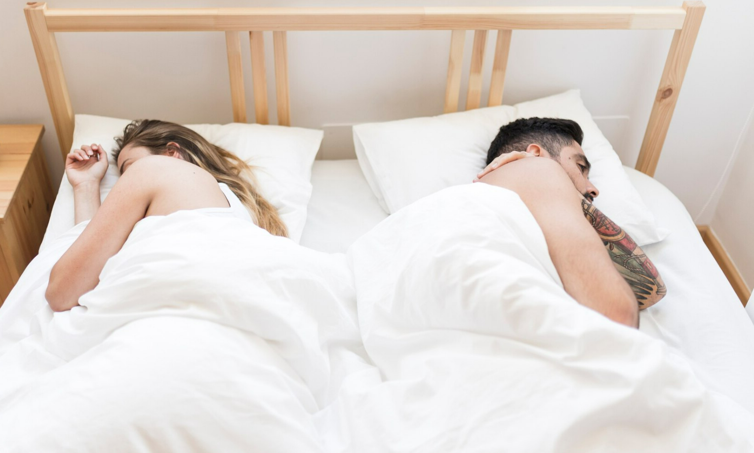 Спящую жену вдвоем. Мужчина и женщина в постели. Парочка в кровати.